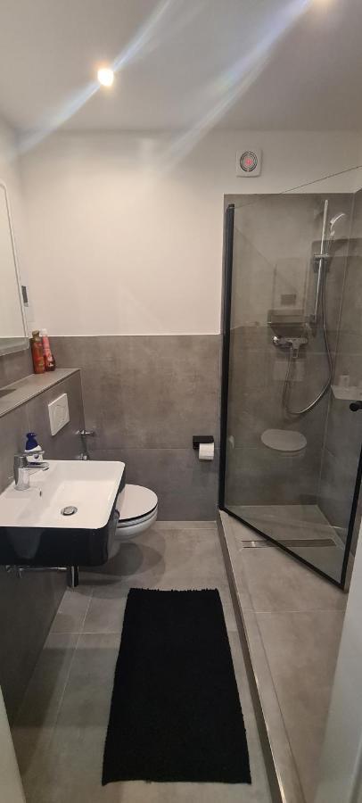 Schoene 2 Zimmer Apartment In Krefeld City, Monteur Wohnung Netflix & Prime Exterior photo